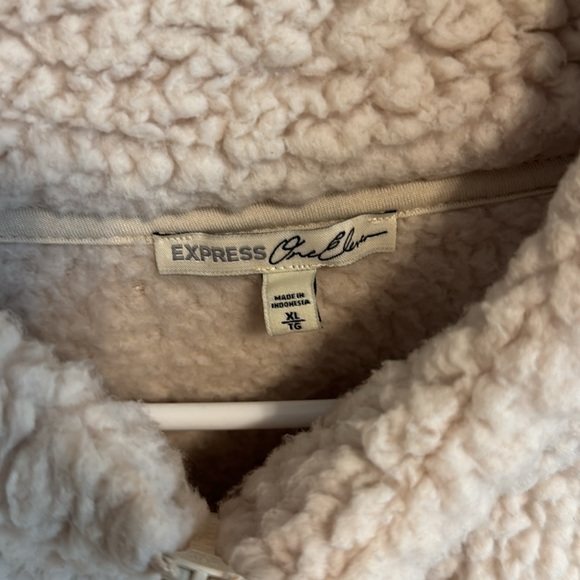Express teddy bear coat. With pockets. Size xl. White. Perfect winter coat. - Picture 3 of 3